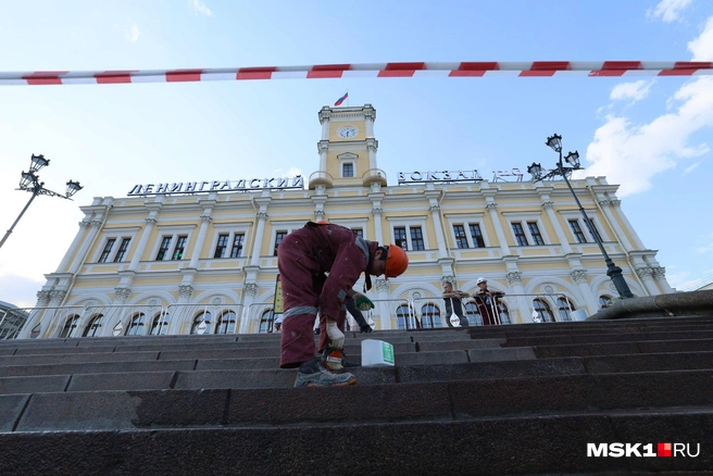 Накануне открытия у Ленинградского вокзала намывали ступени и плитку | Источник: Артем Устюжанин / MSK1.RU