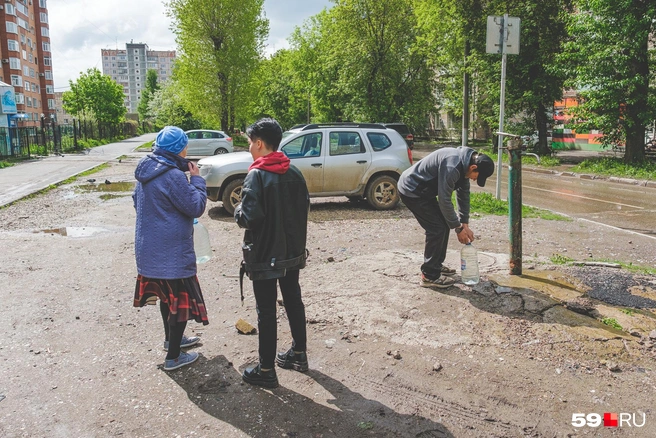 Пока мы общались с Галиной, к колонке подошел мужчина, чтобы набрать воды | Источник: Тимофей Калмаков