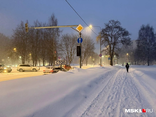Показываем первые последствия мощного снегопада в Москве | Источник: Читатель MSK1.RU