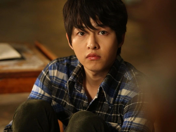 Сон Джун Ки в роли Чоль Су | Источник: Кадр из фильма «Мальчик-оборотень»