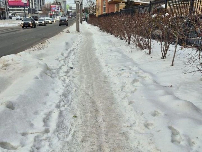 Тротуар окружен сугробами | Источник: читатели НГС