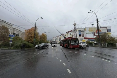 В Мурманске троллейбус врезался в «Тойоту»