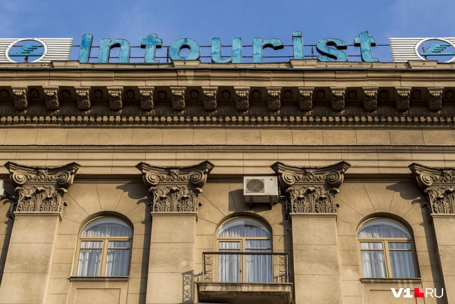 Классическая советская вывеска не пережила ребрендинга от нового владельца гостиницы&nbsp;— бывшего председателя горсовета народных депутатов Волгограда | Источник: Константин Завриков / V1.RU