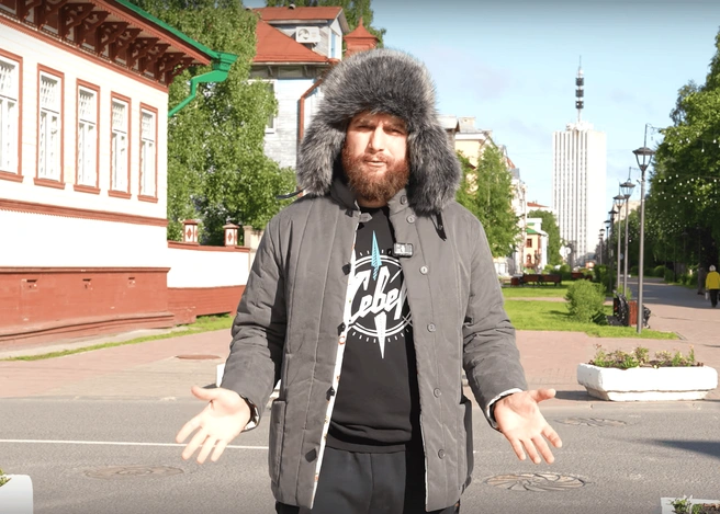 По летнему Архангельску блогер гулял в шапке-ушанке | Источник: НА УКРАИНСКИХ НОМЕРАХ В АРХАНГЕЛЬСК! «АГРЕССИЯ» МЕСТНЫХ / ХтоШо / Vk.com