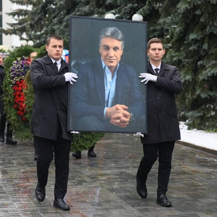 В Москве прощаются с ведущим программы «Человек и закон» Алексеем Пимановым: онлайн-репортаж