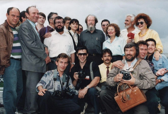 В 1994 году в Тюмени проездом был писатель Александр Солженицын. На фото он&nbsp;с местными журналистами | Источник: Тюмень до нашей эры / Vk.com