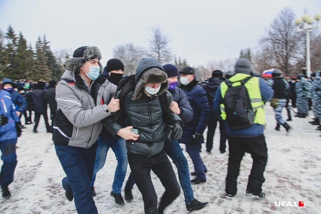 В Уфе силовикам помогали люди в гражданском | Источник: Тимур Шарипкулов / UFA1.RU