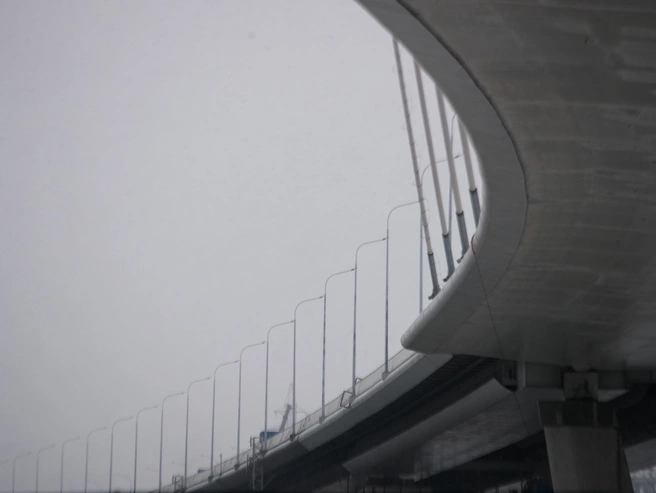 Конструкцию проверили: 12 грузовиков с песком три дня двигались по мосту, затем останавливались в различных точках. | Источник: Андрей Бортко / NGS.RU