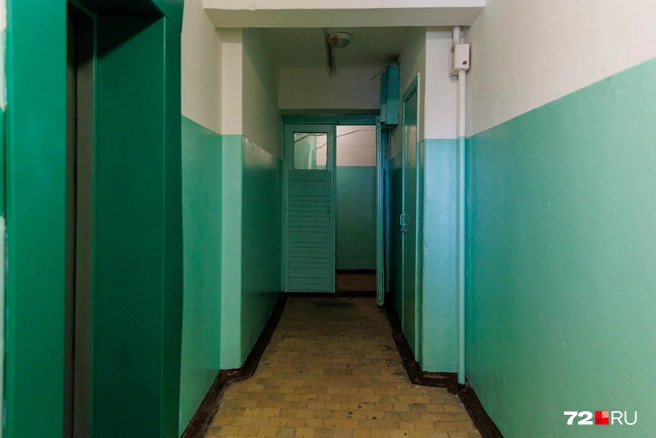 О косметическом ремонте подъездов речь не идет. Это уже относится к текущему ремонту и осуществляется силами обслуживающей дом УК | Источник: Ирина Шарова/72.RU