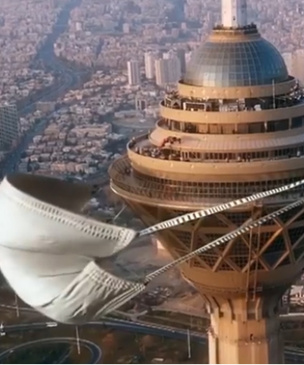 Иранский художник надел медицинскую маску на самое высокое здание страны (видео)