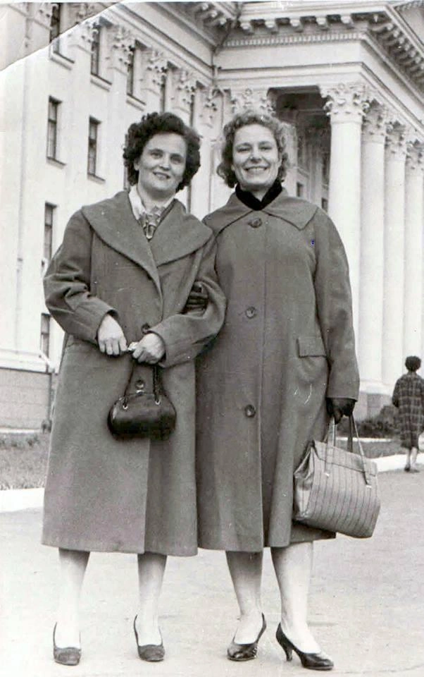 Пальто-кокон, пальто оверсайз. На заре 60-х названий таких не знали, просто с удовольствием носили свои нарядные шерстяные пальто | Источник: Тюмень: бренды и легенды / Facebook.com (принадлежит Meta, запрещен в РФ)