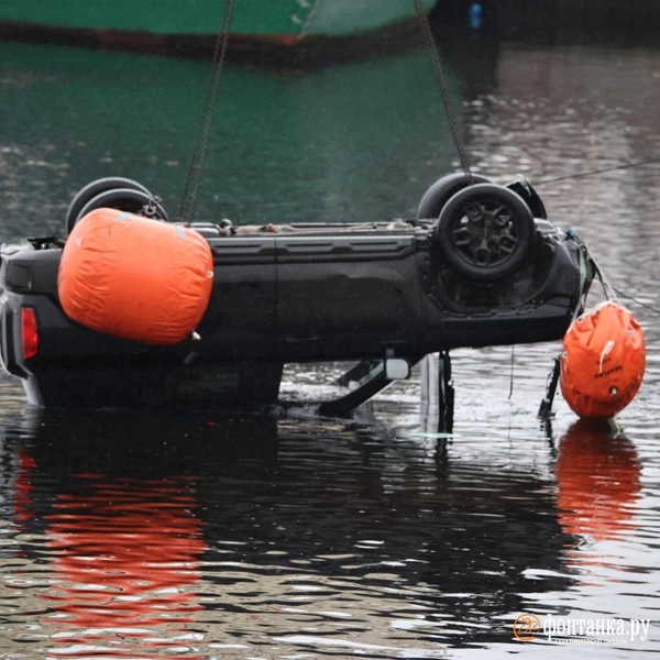 Спасатели подняли автомобиль, который улетел в Неву с водителем и пассажиром | Источник: Валентин Егоршин / «Фонтанка.ру»
