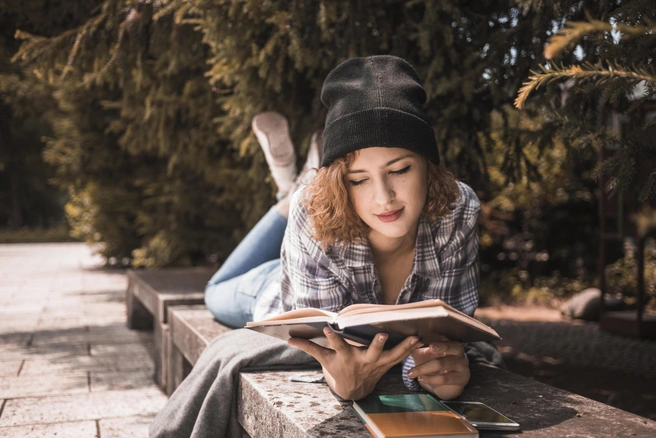 А вы помните, когда в последний раз держали в руках книгу? | Источник: Ru.freepik.com