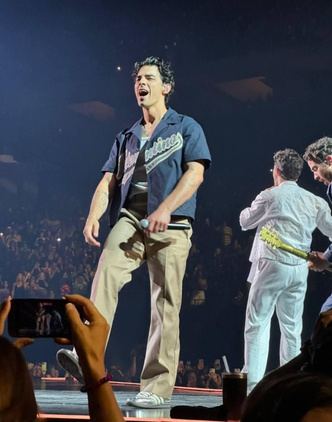 Еще не конец? Джо Джонас замечен с обручальным кольцом на концерте Jonas Brothers