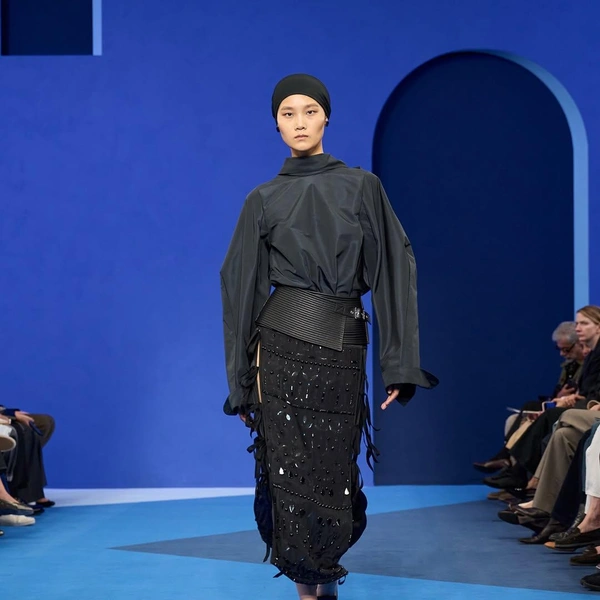 Lanvin возвращает синий цвет — фирменный оттенок Дома Lanvin возвращает синий цвет — фирменный оттенок Дома