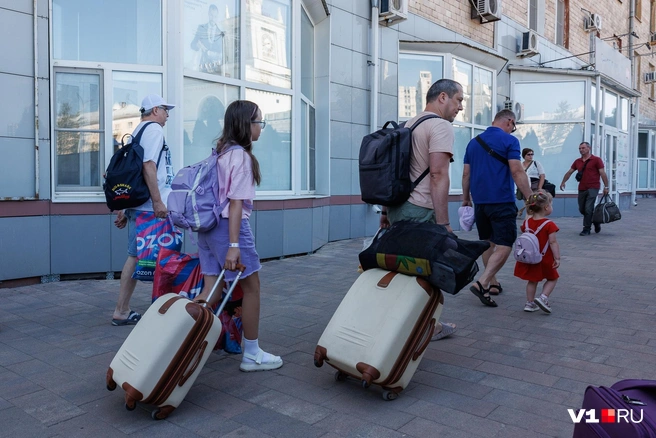 Многим приходится преодолевать с чемоданами значительное расстояние | Источник: Алексей Волхонский / V1.RU