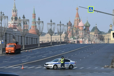 В центре Москвы снова перекрыли дороги: пробки и кортеж