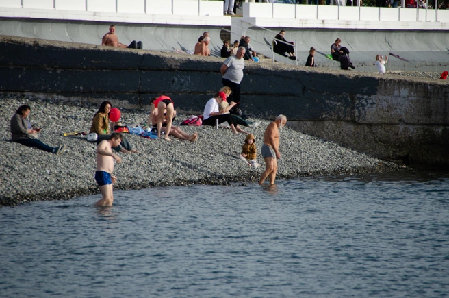 «Море +21 — это не шутка!» некоторые решились только зайти только по колено | Источник: Оксана Витязь / SOCHI1.RU