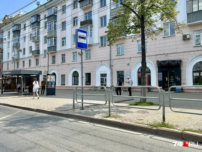 Такая же картина&nbsp;— на проспекте Ленина возле автобусных остановок | Источник: Михаил Шилкин