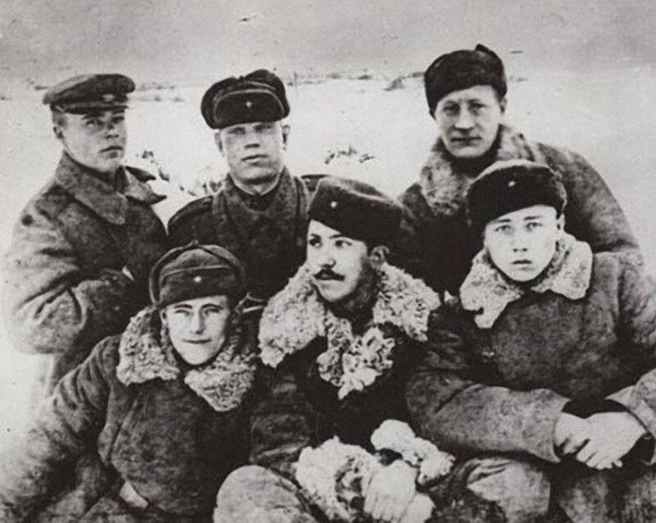 Вместе с сослуживцами. Юрий Никулин — в первом ряду в центре | Источник: Усть-Кубинский районный краеведческий музей