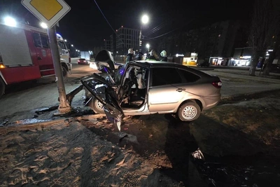 В Воронеже Лада влетела в столб, водитель погиб
