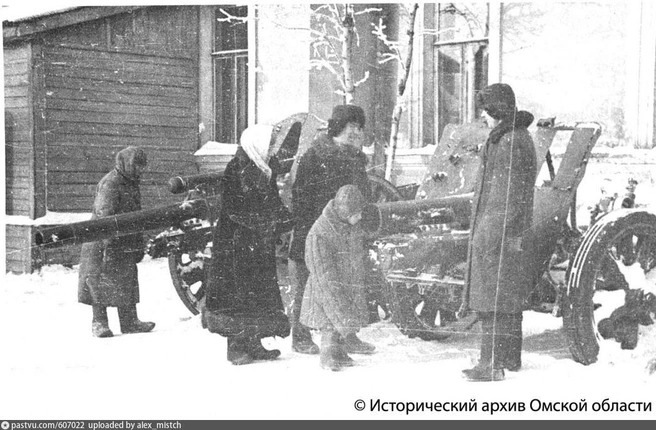 Смотреть на трофеи приходили вместе с детьми | Источник: М. В. Горохов, Фотофонд ИАОО / Pastvu.com