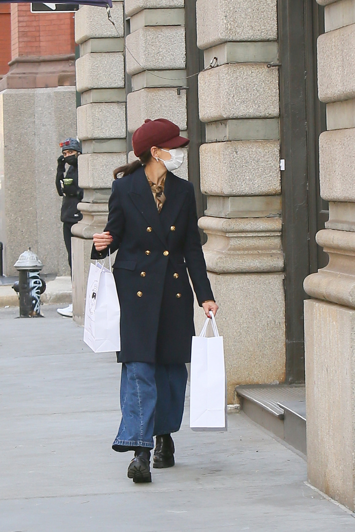 Одеться в стиле современной француженки — пример Кэти Холмс