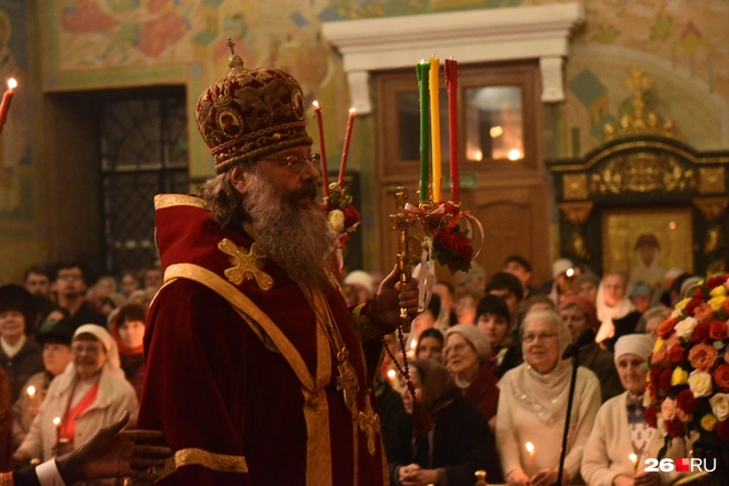 Священнослужители надевают красные облачения | Источник: Дмитрий Емельянов / E1.RU