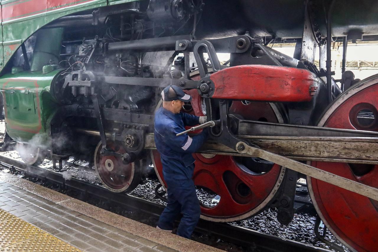 В Нижегородской области паровоз туристического поезда сошел с рельсов