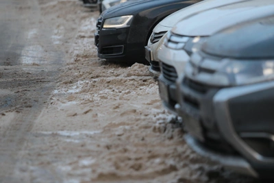 Автомобилисты занимают тротуар у «Авроры»