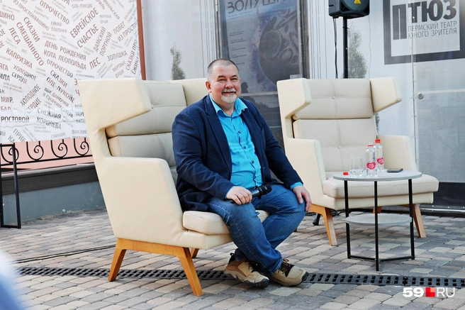 Сергей Лукьяненко в Перми успел не только посмотреть спектакль, но и пообщаться с местными журналистами и с поклонниками его книг | Источник: Ирина Тропина / 59.RU