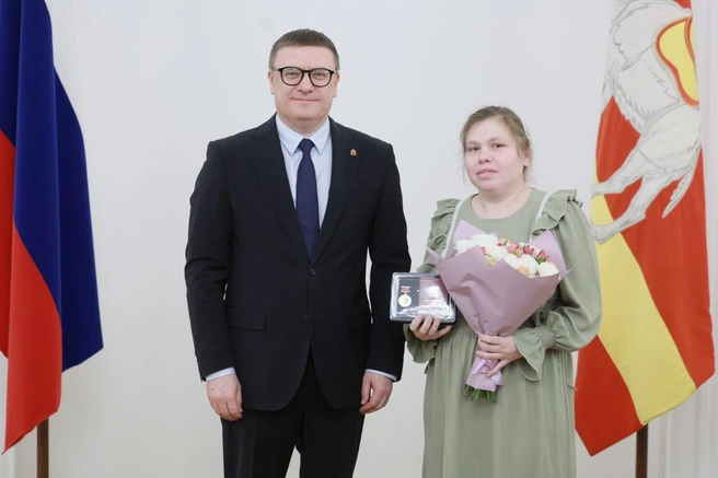 Ева Стальмакова, у которой восемь детей,&nbsp;— обладатель знака отличия Челябинской области «Материнская слава» II степени | Источник: Наиль Фаттахов / пресс-служба правительства Челябинской области 