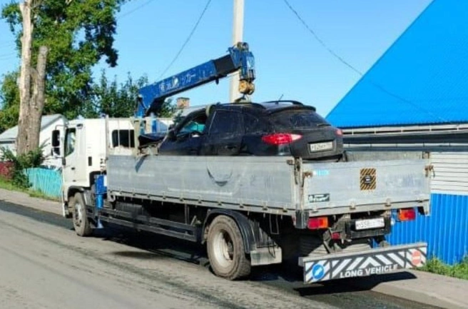 Иномарка оказалась во дворе частного дома | Источник: «АСТ-54 Black» / t.me