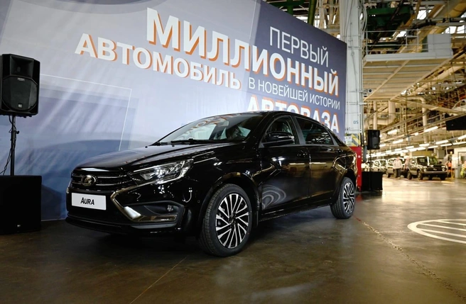 В конце декабря 2024 года с конвейера сошел миллионный автомобиль. Юбилейным стал бизнес-седан LADA Aura  | Источник: «На заводе» / vk.com