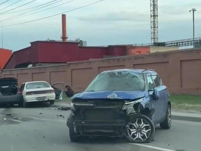 Kia сильно побило снаружи | Источник: читатель 74.RU