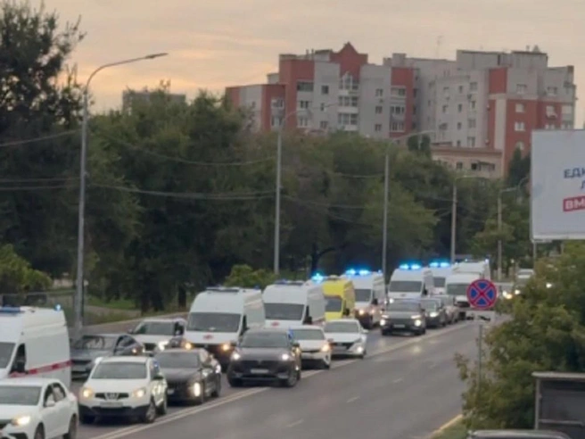 Колонна скорых пронеслась по улице Глубокоовражной вечером 27 августа | Источник: Читатели V1.RU