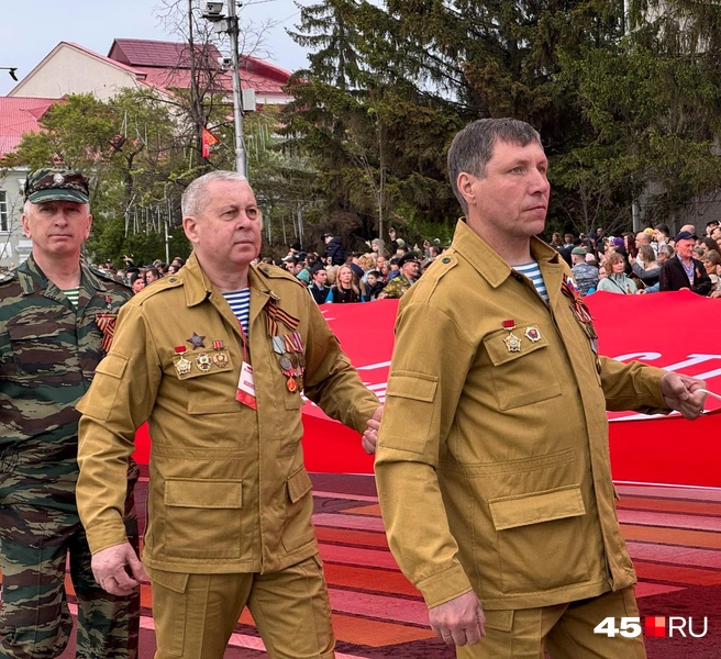 Участники войны в Афганистане несли Знамя Победы | Источник: Юлия Король / 45.RU