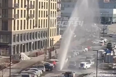 В Новосибирске из-под земли забил гигантский столб воды