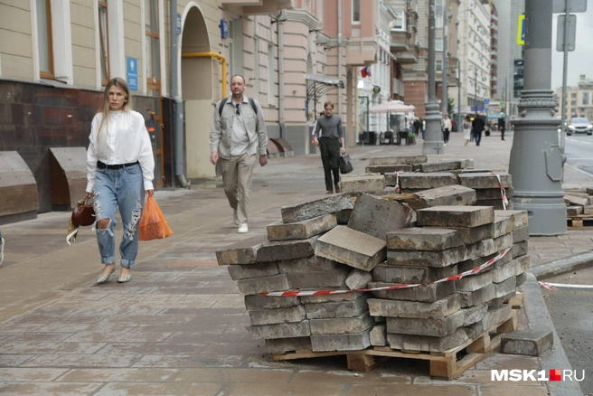 Москву накрыл очередной сезон перекладывания плитки — где и почему регулярно делают ремонт | Источник: Дмитрий Толстошеев / MSK1.RU