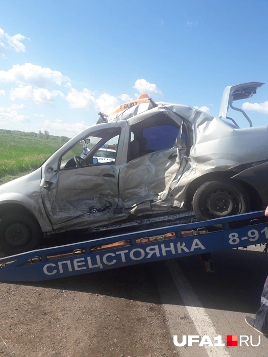 Обе двери с левой стороны оказали вмяты в салон | Источник: Руслан Ямилов/Vk.com