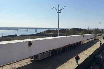 В Волгограде колонны для колеса обозрения перевозит «муравей»