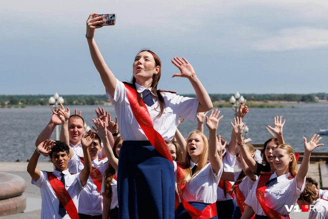 Конечно, запечатлеть день своего последнего звонка на камеру хотелось всем | Источник: Алексей Волхонский / V1.RU