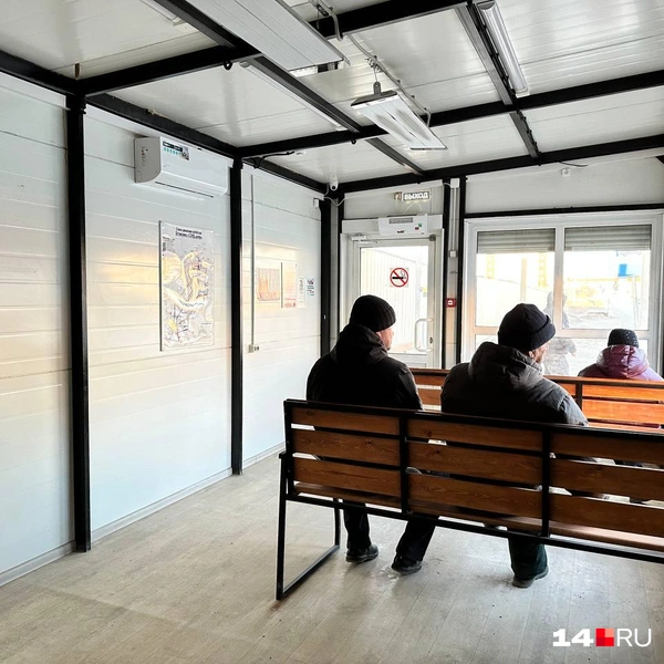 Внутри две скамейки, немного пахнет чебуреками | Источник: Илья Константинов / 14.RU