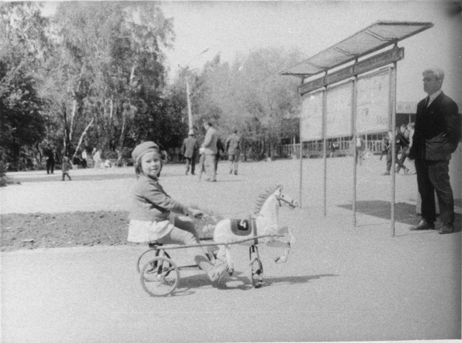 1976 год. Девочка катается на велосипеде в городском саду им. А.&nbsp;С.&nbsp;Пушкина | Источник: В.&nbsp;Иванов, фонды ОГАЧО