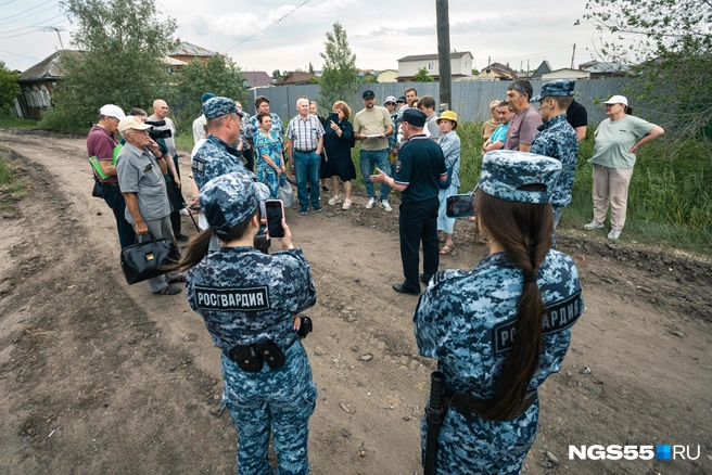 На место прибыли и сотрудники Росгвардии  | Источник: Кирилл Башинский / NGS55.RU 