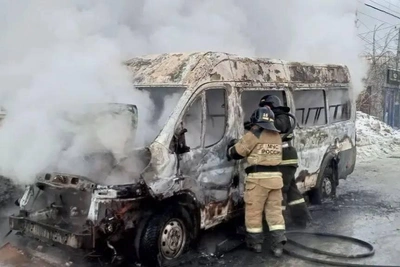 Minibus burns to the ground on Komsomolskaya Square in Orsk