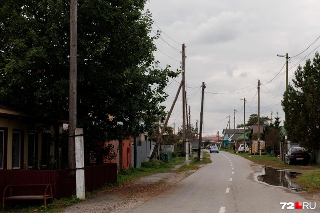 На дорогах в частном секторе есть асфальт, но на многих улицах, по словам местных жителей, проблемы с освещением | Источник: Ирина Шарова / 72.RU