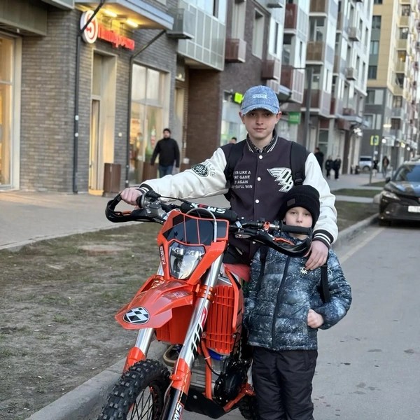 По правилам семьи ездить он может либо на специальном треке, либо на даче | Источник: из личного архива семьи Артема Салиева