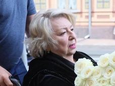 Что-то прошептала и поклонилась: Татьяна Тарасова встала с коляски, чтобы подойти к гробу Александра Митты