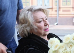 Что-то прошептала и поклонилась: Татьяна Тарасова встала с коляски, чтобы подойти к гробу Александра Митты